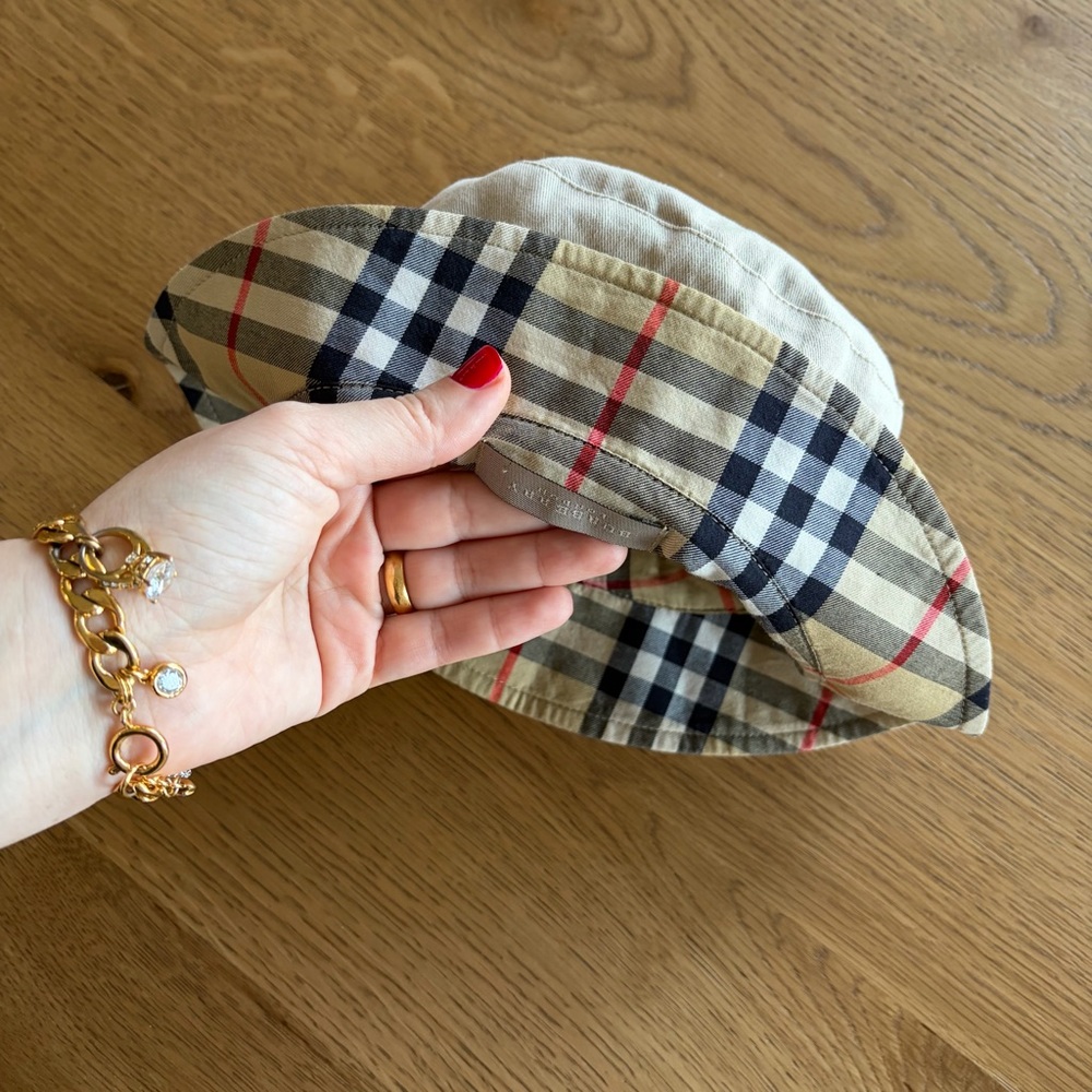 BURBERRY Reversible Bucket Hat Nova Check Beige S/M Unisex